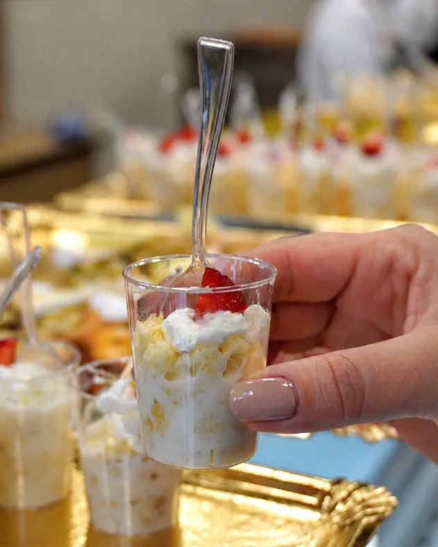 Gots individuals de postre amb nata i maduixa, preparats per al càtering dolç de Tentaciones Lleida