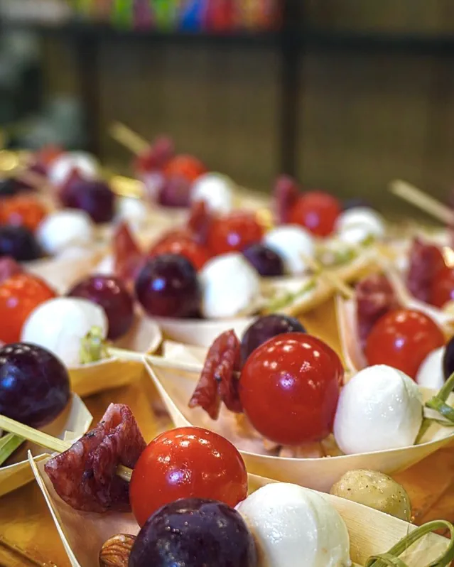 Broquetes de tomàquet cherry, mozzarella i embotit servides en barquetes de fusta, del càtering salat de Tentaciones Lleida