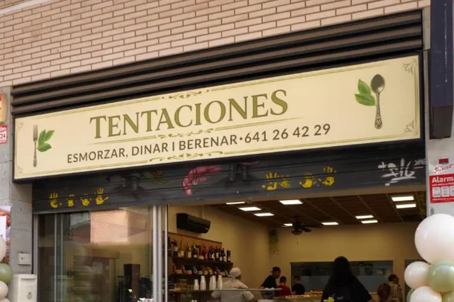 Façana de Tentaciones al C/ Acadèmia, 15 de Lleida, amb el rètol "Esmorzar, dinar i berenar"