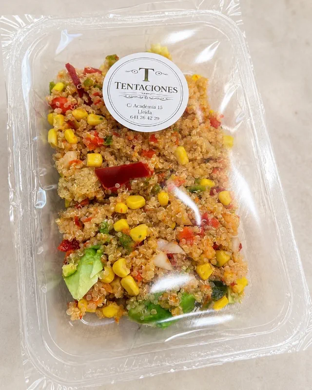 Amanida de quinoa amb verdures i alvocat, en safata segellada amb l'etiqueta de Tentaciones Lleida