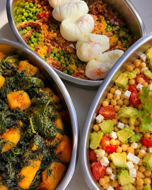 Safates amb els plats del dia de Tentaciones Lleida: pèsols amb ou escalfat, espinacs amb patata i amanida de cigrons amb alvocat